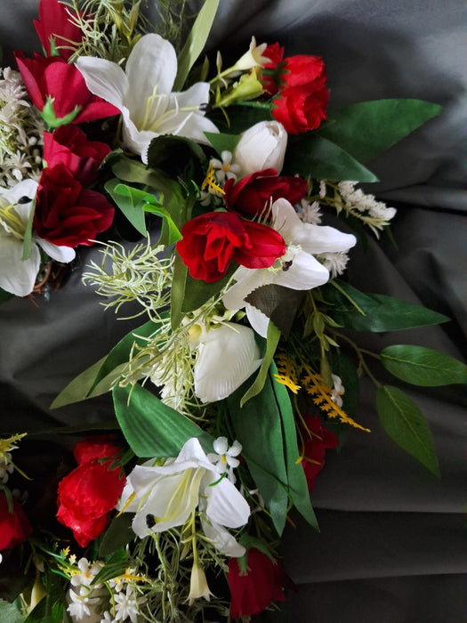 ARTIFICIAL EDEN Hand-Made Wedding Red And White Heart Wreath – Lily & Rosebud